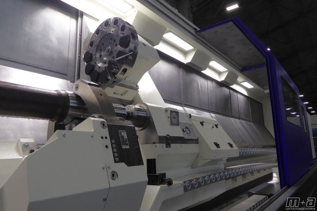 Kompakte Luftführung in CNC-Maschine Platzsparend integrierte Luftleitung in einer CNC-Drehmaschine für sichere Luftführung und saubere Produktionsbedingungen