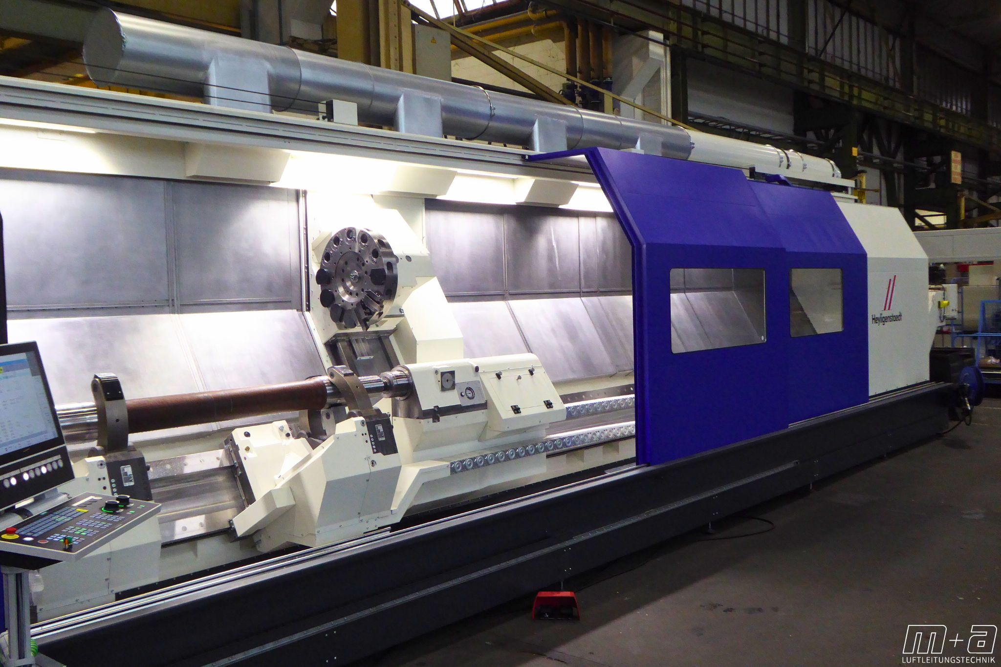 „Luftleitungen zur Ölnebelabsaugung in einer Heynumat CNC-Drehmaschine“ CNC-Schrägbettdrehmaschine der Heynumat-Baureihe mit integrierter Luftleitung zur Absaugung von Ölnebel und Partikeln im Maschinenraum